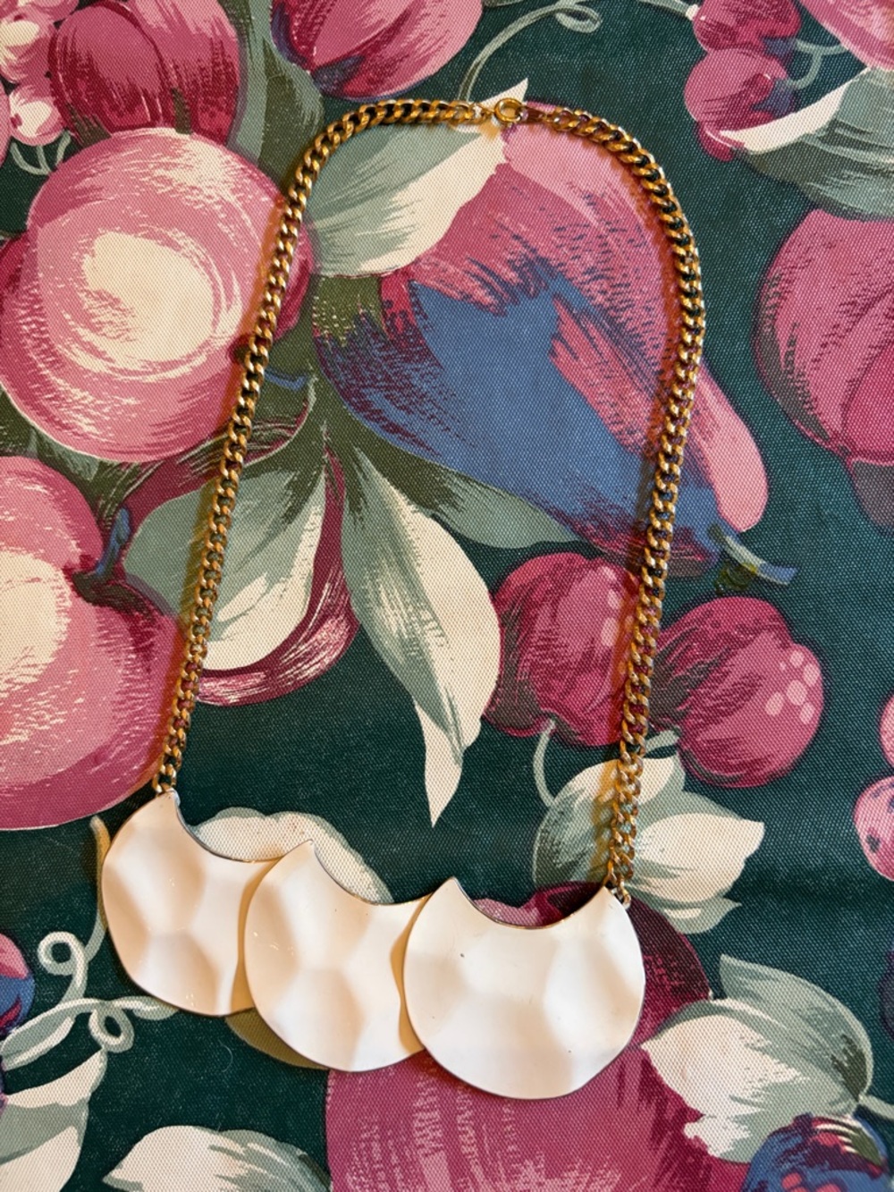 Vintage White Enamel Statement Scalloped Pendant Necklace with Gold Chain - Picture 3 of 7